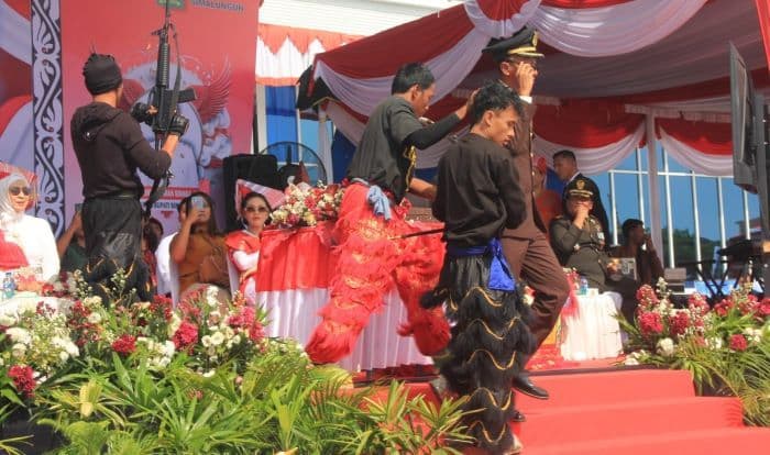 aksi_penculikan_kajari_kejutkan_ribuan_warga_saat_upacara_hut_ke80_ri_di_simalungun_