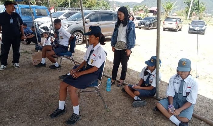 belasan_pelajar_nyaris_pingsan_saat_mengikuti_upacara_hut_ke80_ri_di_toba