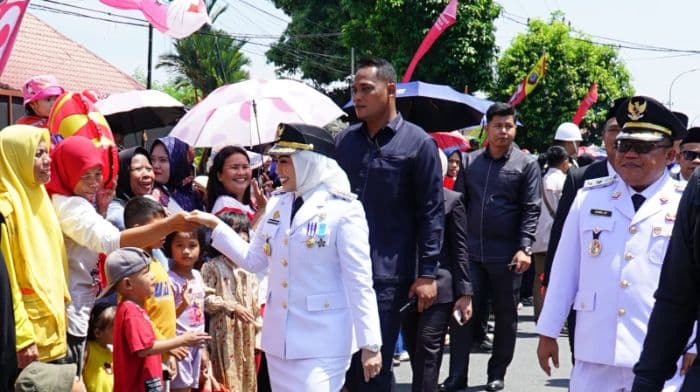 bupati_maya_konvoi_jalan_kaki_bersama_ribuan_masyarakat_labuhanbatu_saat_parade_hut_ke80_ri