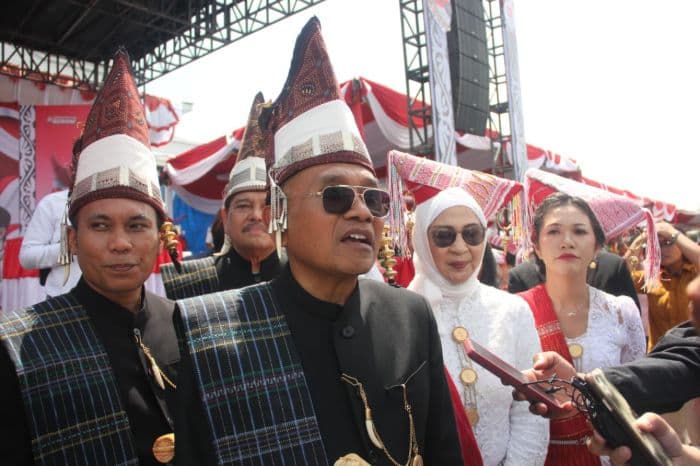 bupati_simalungun_bagikan_santunan_kepada_veteran_dan_asn_dapat_satya_lencana