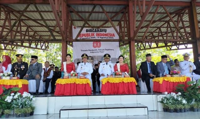 eliyunus_pimpin_upacara_hut_ke80_ri_perdana_di_lapangan_merdeka_nias_barat