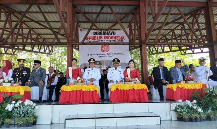 eliyunus_pimpin_upacara_hut_ke80_ri_perdana_di_lapangan_merdeka_nias_barat