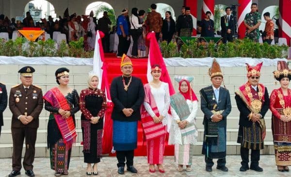 gubernur_sumut_kenakan_pakaian_adat_pakpak_bharat_pada_upacara_hut_ke80_ri