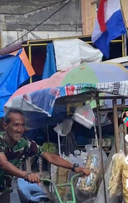 jelang_hari_kemerdekaan_pedagang_kerupuk_pasang_bendera_belanda_di_langkat_viral