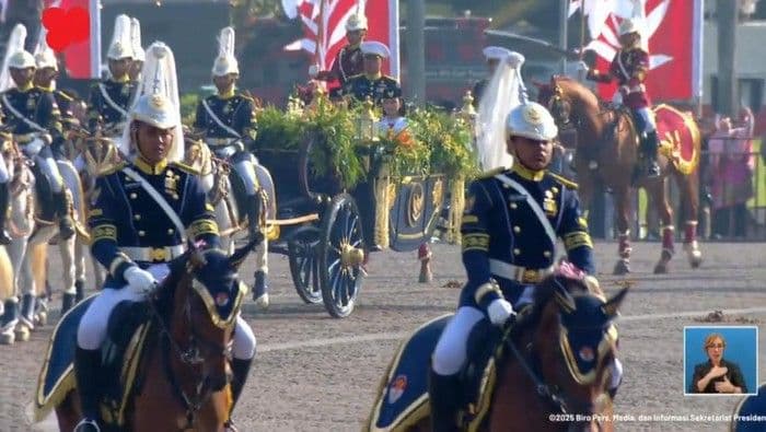 kirab_merah_putih_kereta_kencana_garuda_prabayaksa_antar_bendera_ke_istana