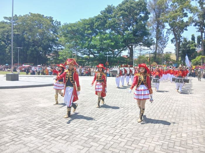 marching_band_pt_sttc_tampil_memukau_di_semarak_karnaval_budaya_hut_ke80_ri_kota_pematangsiantar