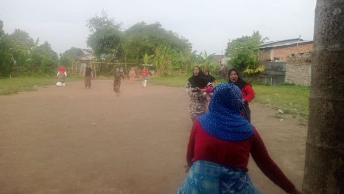 meriahkan_hut_ke80_ri_emakemak_dusun_iv_sunggal_kanan_main_bola_pakai_daster