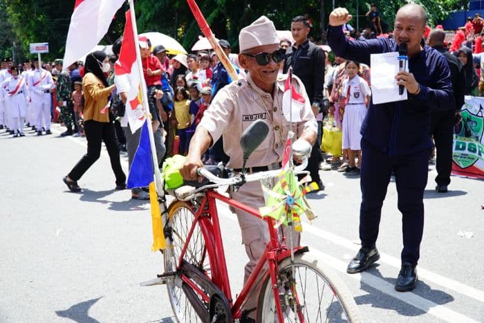mujio_veteran_tertua_gowes_sepeda_ontelnya_di_parade_hut_ke80_ri_labuhanbatu