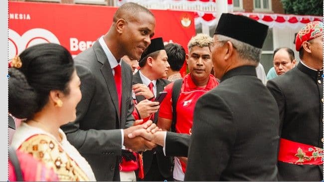 patrick_kluivert_dan_pemain_timnas_putri_indonesia_ikut_peringatan_hut_ke80_ri_di_belanda