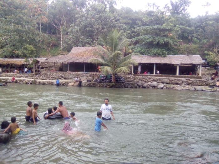pemandian_alam_biru_biru_di_deli_serdang_airnya_biru_kehijauan