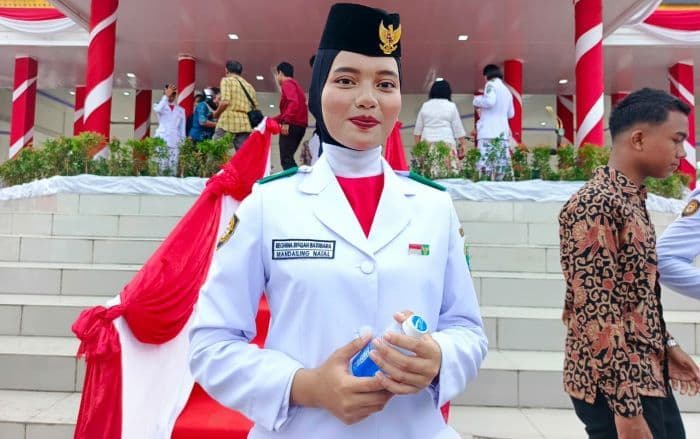 cerita_reghina_batubara_pembawa_baki_hut_ke80_ri_tingkat_sumut_yang_bercitacita_jadi_dokter_tentara