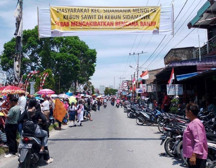 spanduk_tolak_sawit_warnai_peringatan_hut_ke80_ri_di_sidamanik