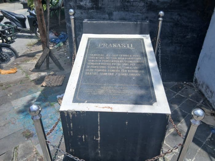 tugu_prasasti_sejarah_perjuangan_pengibaran_bendera_merah_putih_di_siantar_terabaikan