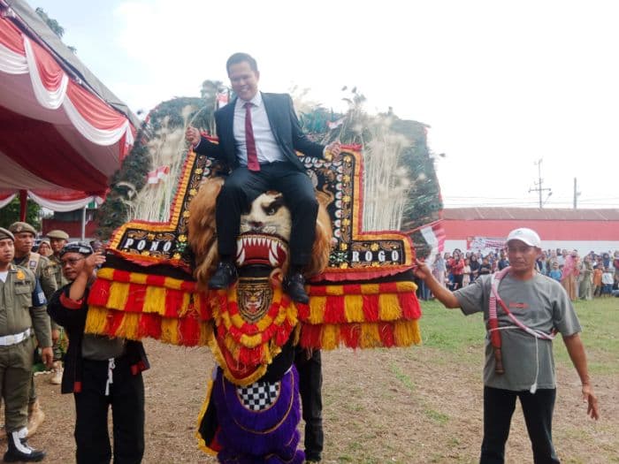 usai_upacara_penurunan_bendera_hut_ke80_ri_wabup_sergai_naik_reog