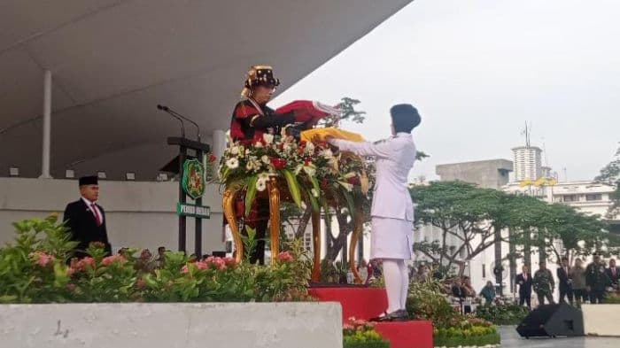 wali_kota_medan_kenakan_adat_mandailing_saat_pimpin_upacara_hut_ke80_ri