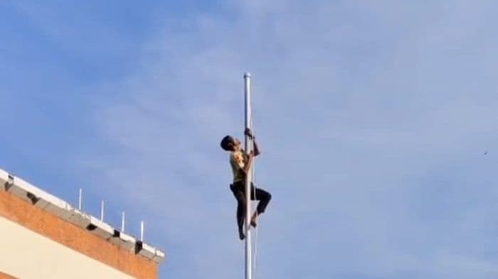 aksi_heroik_satpam_uinsu_bayu_sambungkan_tali_bendera_yang_putus