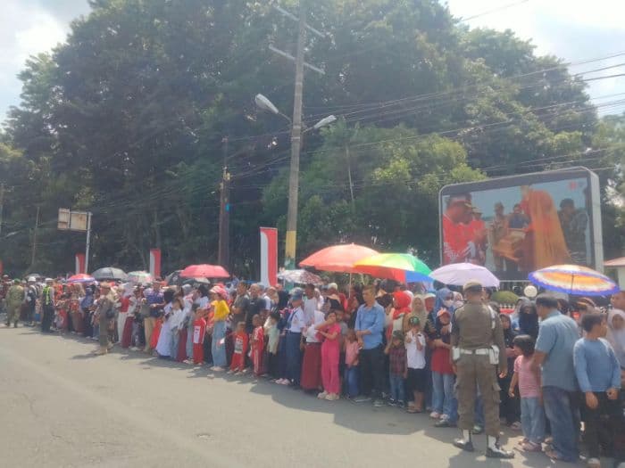 antusias_warga_kisaran_panaspanasan_tunggu_pawai_defile_hut_ke81_ri