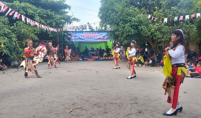 atraksi_kuda_lumping_dan_reog_meriahkan_hari_kemerdekaan_di_lima_puluh