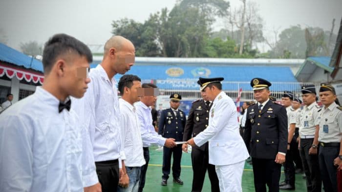 bupati_taput_serahkan_remisi_untuk_654_warga_binaan_23_langsung_bebas
