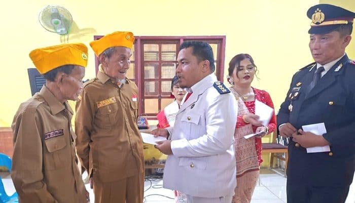 camat_tigalingga_beri_tali_asih_kepada_tujuh_keluarga_veteran_pada_hut_ke81_ri