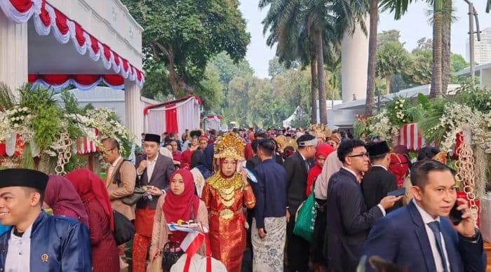 demi_upacara_hut_ri_di_istana_warga_rela_antre_sejak_dini_hari