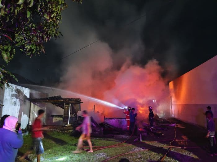 dua_rumah_dan_bengkel_cat_mobil_di_binjai_ludes_terbakar
