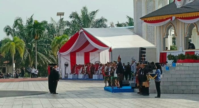 enam_asn_pemprov_sumut_terima_satyalancana_karya_satya_dari_presiden