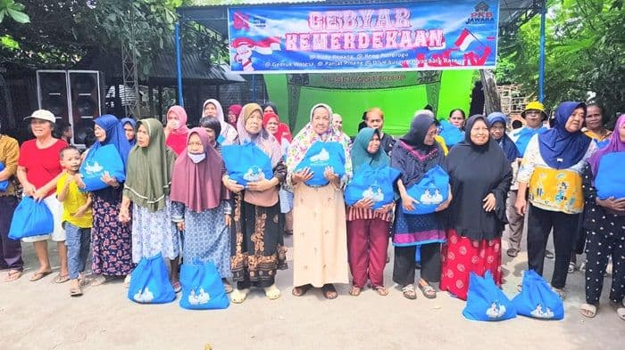 gebyar_kemerdekaan_famili_lima_puluh_bagikan_sembako_kepada_60_warga_kurang_mampu