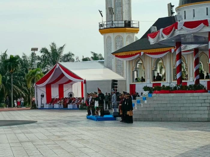 hut_ri_ke81_bobby_nasution_pilih_berdiri_bersama_peserta_upacara_di_bawah_terik_matahari