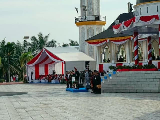 hut_ri_ke81_bobby_nasution_pilih_berdiri_bersama_peserta_upacara_di_bawah_terik_matahari