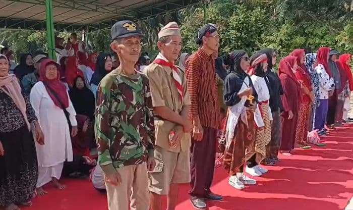 lansia_di_asahan_cosplay_jadi_pahlawan_saat_upacara_hut_ke81_ri