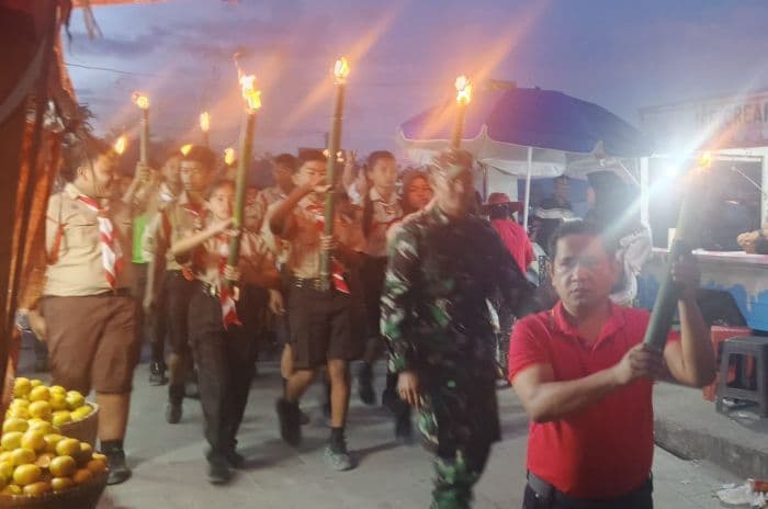 pawai_obor_semarakkan_malam_kemerdekaan_di_parapat_