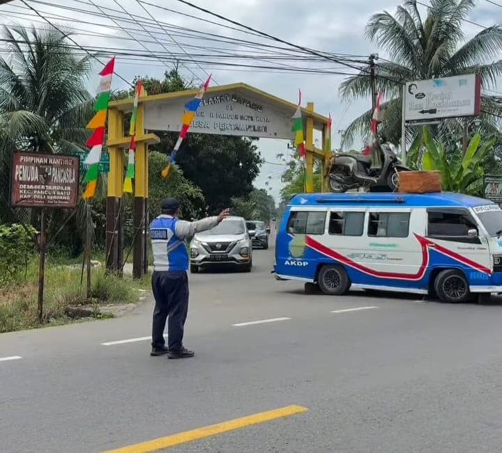 pengendara_keluhkan_jalan_tak_beraspal_saat_uji_coba_jalur_alternatif_medanberastagi