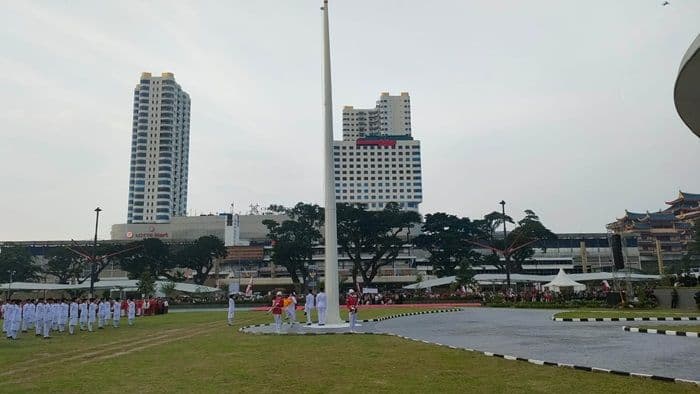 penurunan_bendera_hut_ke81_ri_di_medan_disaksikan_ribuan_warga