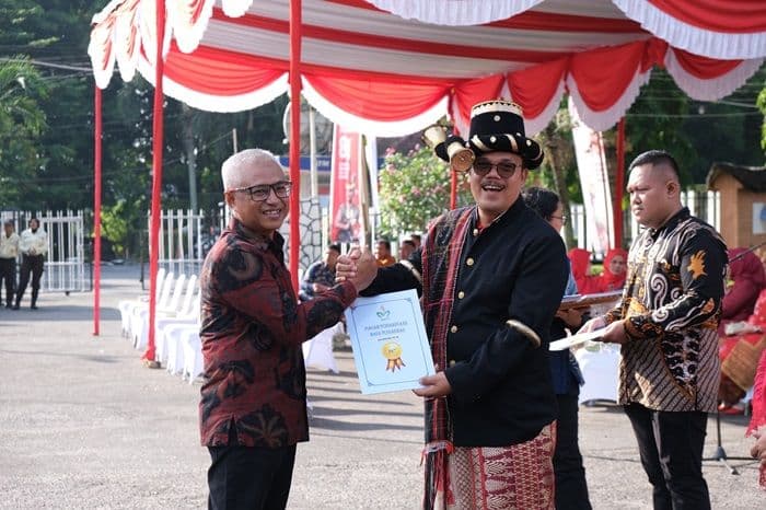 ptpn_i_regional_1_gelar_upacara_hut_ke81_ri_beri_penghargaan_masa_dinas_karyawan