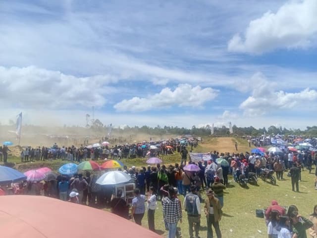 ribuan_pengunjung_padati_pacuan_kuda_dan_motocross_di_siborongborong