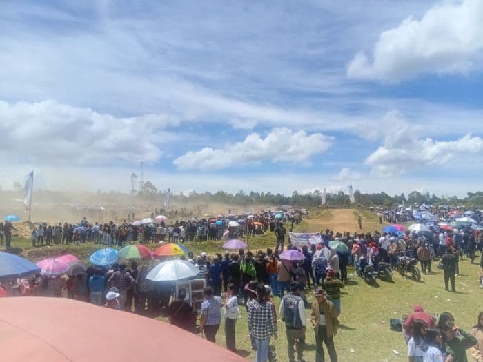 ribuan_pengunjung_padati_pacuan_kuda_dan_motocross_di_siborongborong