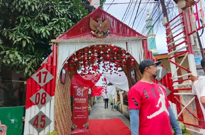 swadaya_warga_ganggang_di_jalan_puyuh_percut_sei_tuan_dihias_tema_kemerdekaan