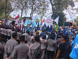 buruh_sumut_demo_di_dprd_desak_perbaikan_ruu_pelindungan_ketenagakerjaan