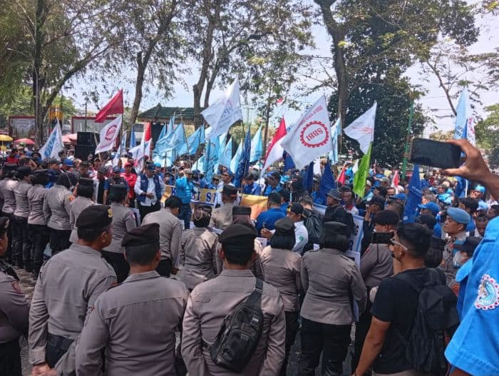 buruh_sumut_demo_di_dprd_desak_perbaikan_ruu_pelindungan_ketenagakerjaan