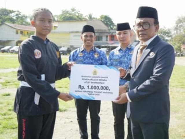 harumkan_nama_samosir_84_atlet_dan_20_pelatih_berprestasi_dapat_tali_asih_dari_pemkab_