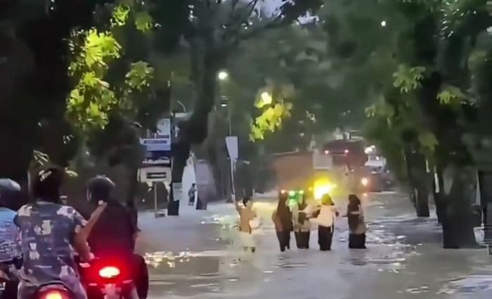 jalan_medan_km_75_kembali_banjir_lalu_lintas_macet