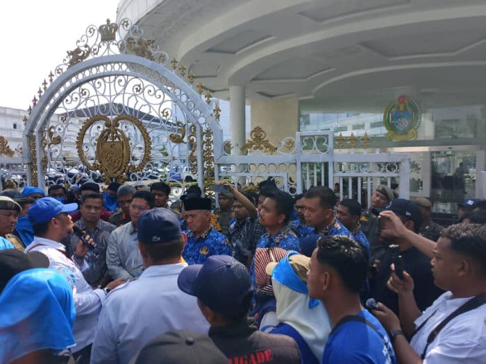 massa_unras_di_kantor_gubsu_soroti_dugaan_pungli_di_sma_negeri_medan_disdik_sumut_bantah