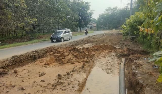 pipa_pdam_pecah_akibat_pelebaran_jalan_di_asahan_pelayanan_air_sempat_terganggu_