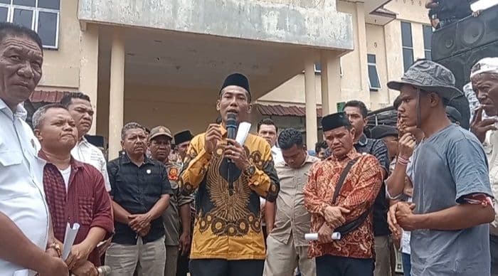 ribuan_massa_dalihan_natolu_kepung_dprd_padang_lawas_desak_setop_aktivitas_pt_sslsrl_