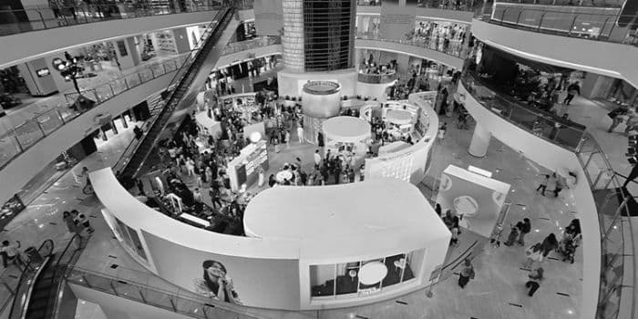 senayan_city_disorot_wanita_ditendang_hingga_jatuh_polisi_cek_cctv