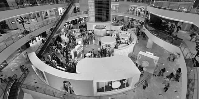 senayan_city_disorot_wanita_ditendang_hingga_jatuh_polisi_cek_cctv