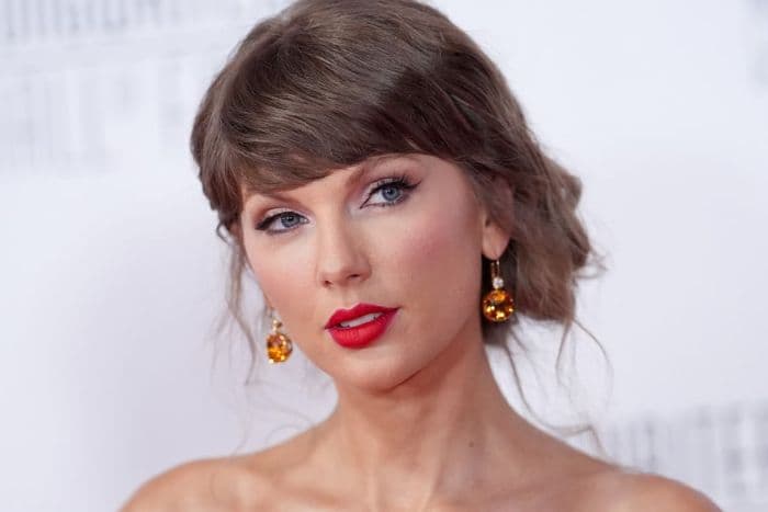 taylor_swift_jadi_bagian_sketsa_svu_di_emmy_2026_ternyata_garagara_mariska_hargitay