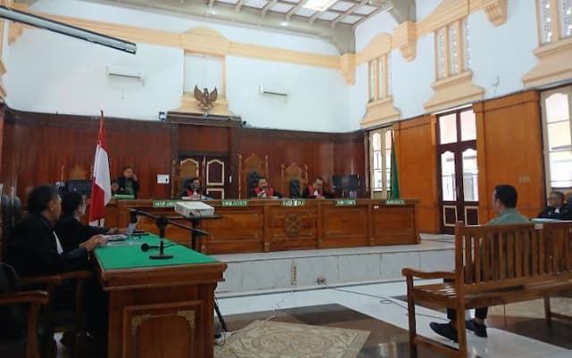 sidang_perdana_tim_sukses_ondim_didakwa_beri_rp1_miliar_untuk_80_paket_proyek