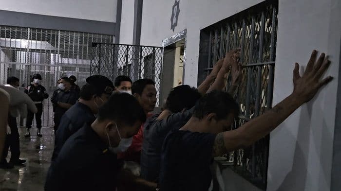 tnipolri_dan_bnn_geledah_blok_hunian_lapas_binjai_tes_urine_wbp_